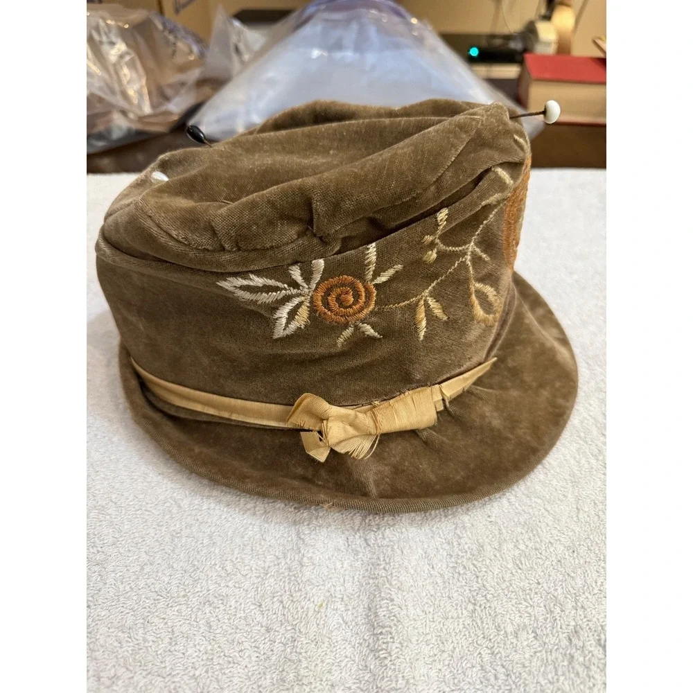 Vintage 1920s Brown Velvet Cloche Hat Embroidered Floral Flapper w/ Pins